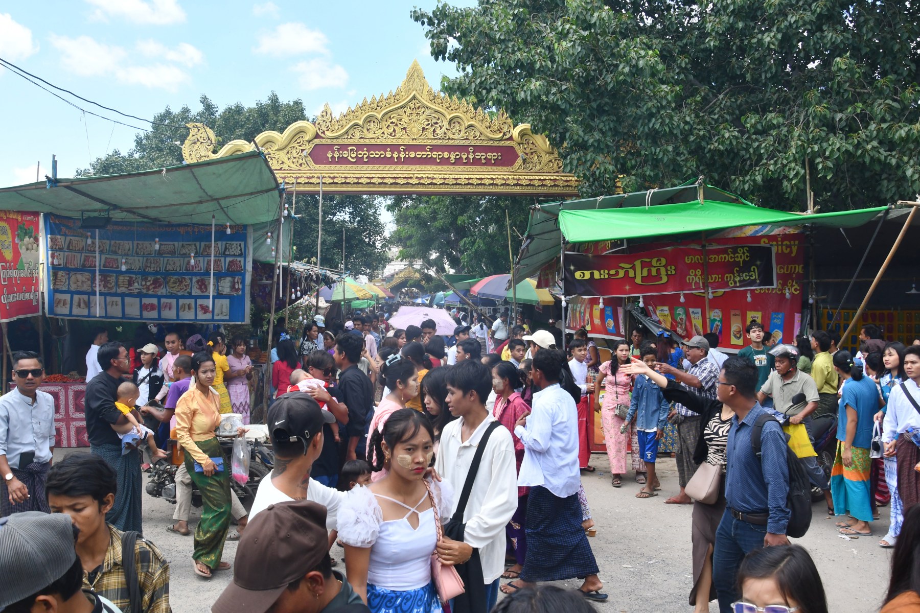 Pagodas Overflow with Merit-Makers on Mandalay’s Thadingyut Full Moon